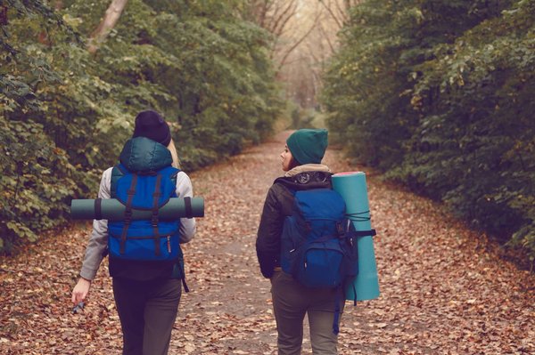 Y a-t-il des sentiers de randonnée accessibles depuis le camping à Aubenas ?
