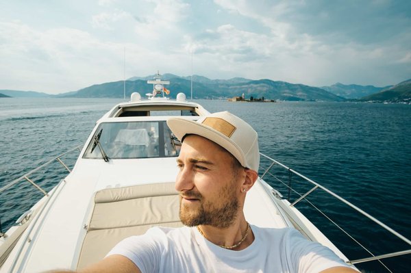 Casquettes pour hommes : Quels styles pour une occasion formelle?