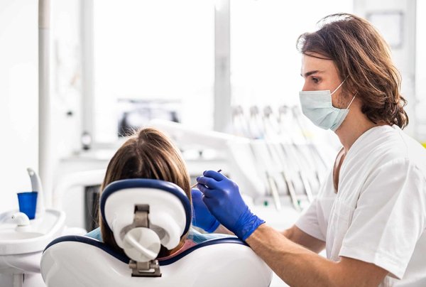 La Clinique Prisma propose-t-elle des soins esthétiques dentaires ?