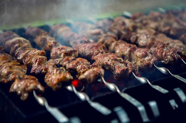 Comment réussir des brochettes parfaites au barbecue ?